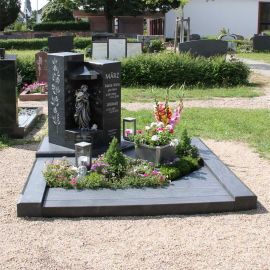 Familiengrab Rodgau- Weiskirchen; Material: Virginia Black poliert und satiniert