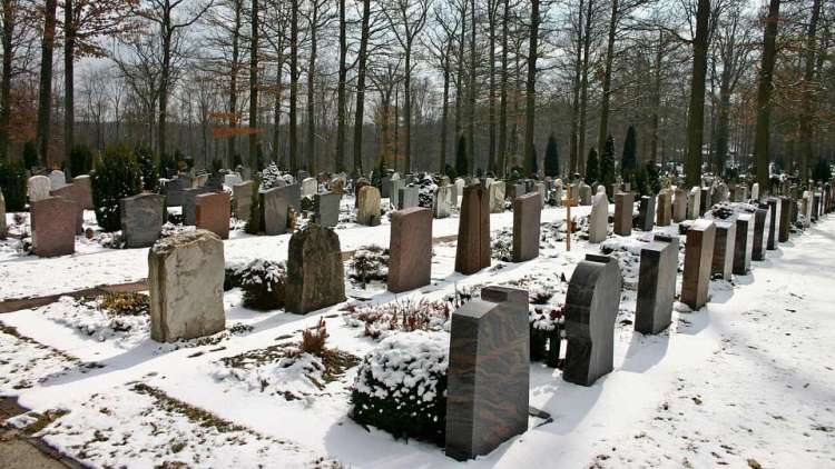 Was ist bei einer Grabauflösung auf dem Friedhof zu beachten?