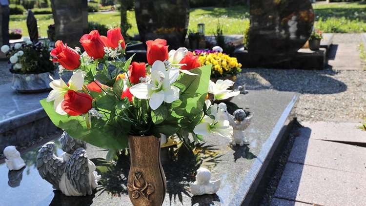 Bronzeengel und Grabstein zerstört – wie friedliche Orte im Großraum Aschaffenburg leiden