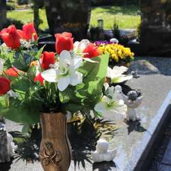 Bronzeengel und Grabstein zerstört – wie friedliche Orte im Großraum Aschaffenburg leiden