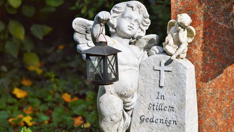Wie helfen Rituale und Gedenkorte bei der Trauerbewältigung?