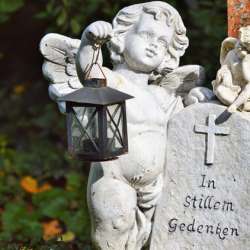 Wie helfen Rituale und Gedenkorte bei der Trauerbewältigung?