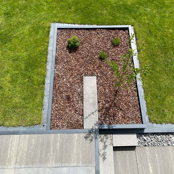 Randsteine aus Naturstein für den Garten